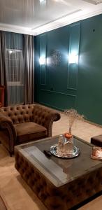 - un salon avec un canapé et une table dans l'établissement Near Yerevan Serlinhouse, à Oshakan