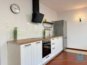 Kuchyňa alebo kuchynka v ubytovaní Zatoka Apartment- Tranquil Retreat, 15 Minutes to the Sea & Gdańsk City Center