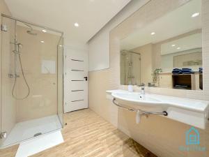 Kúpeľňa v ubytovaní Zatoka Apartment- Tranquil Retreat, 15 Minutes to the Sea & Gdańsk City Center