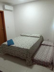 a bedroom with two beds and a ottoman at Beautiful studio Muro Alto mana beach in Ipojuca