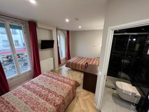 TV a/nebo společenská místnost v ubytování Hipotel Paris Printania Maraichers