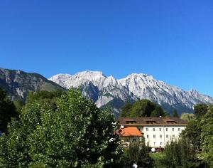 Nespecifikovaný výhled na hory nebo výhled na hory při pohledu z hotelu