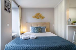 een slaapkamer met een groot bed met twee kussens bij Oporto Wine Cellars Flat With Terrace in Vila Nova de Gaia