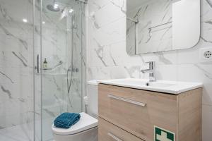 een badkamer met een toilet, een wastafel en een douche bij Oporto Wine Cellars Flat With Terrace in Vila Nova de Gaia +39 foto's