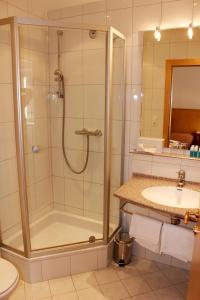 ein Bad mit einer Dusche und einem Waschbecken in der Unterkunft Austria Classic Hotel Heiligkreuz in Hall in Tirol