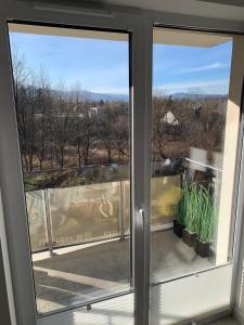 een glazen deur met uitzicht op een balkon bij Apartament Cieplice in Jelenia Góra