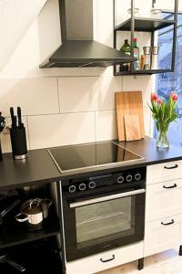 una cucina con piano cottura e piano di lavoro di Modernes Apartment mit Balkon free Parking Netflix a Celle