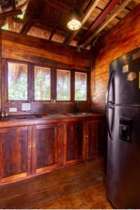 uma cozinha com um frigorífico de aço inoxidável e armários de madeira em Pamaduih - Suite Above the Sea em Cartagena das Índias