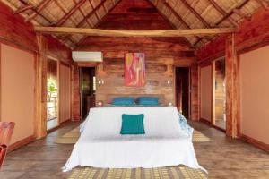 um quarto com uma cama grande num quarto em Pamaduih - Suite Above the Sea em Cartagena das Índias
