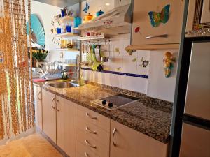 馬塔拉斯卡尼亞斯的住宿－Paraíso!，厨房配有水槽和台面