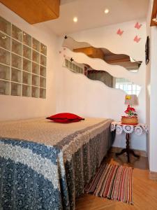 a room with a bed with a table and a wall with a shelf at Paraíso! in Matalascañas