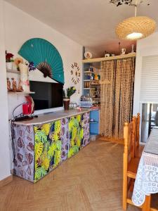 a kitchen with a counter with a counter top at Paraíso! in Matalascañas