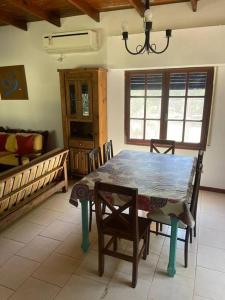 un comedor con mesa y sillas en una habitación en Quinta con pileta a metros de la laguna en Chascomús