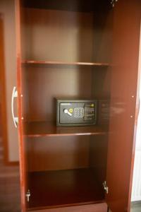 um micro-ondas sentado dentro de um armário de madeira em Hotel HORSTMEYER em Cochrane