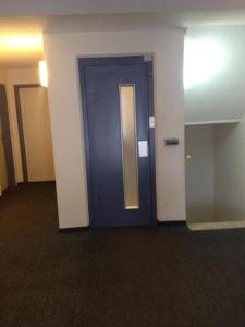 korytarz z niebieskimi drzwiami w budynku w obiekcie Laax 1 12 Zi Whg mit Hallenbad, Aussen- Pool, Tennisplatz und Sauna w mieście Laax