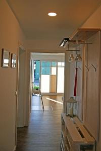 - un couloir d'une maison avec une chambre dotée d'une table dans l'établissement Pferdestall, à Grömitz