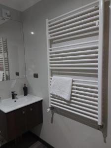 ein Badezimmer mit einem weißen Waschbecken und einem Spiegel in der Unterkunft Hotel HORSTMEYER in Cochrane
