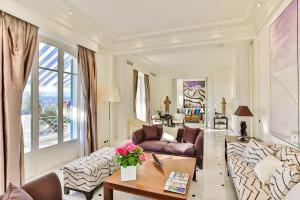 Luxury Villa at Mont Boron, swimming pool overviewing the bay
