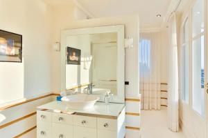 Luxury Villa at Mont Boron, swimming pool overviewing the bay