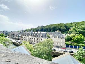 een luchtzicht op een stad met gebouwen bij LE NID DES QUAIS - Vue Panoramique au cœur de la ville - Wifi - Entrée autonome in Quimper