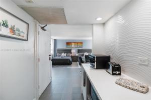 Habitación con cama y cocina con encimera. en 11th - Seven Heaven Miami- Unforgettable Ocean Front- Free Parking, en Miami Beach