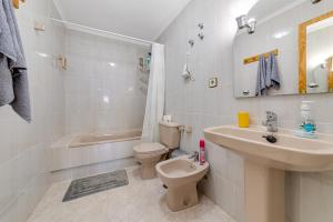 uma casa de banho branca com um lavatório e um WC em Studio RELAX playa del Cura, Felix Rodriguez 3 em Torrevieja