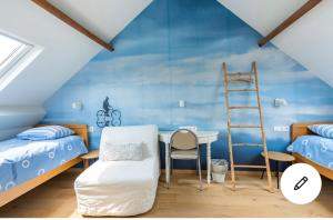 um quarto com 2 camas, uma escada e uma secretária em Les Cerises, charmante maison au calme em Wavre