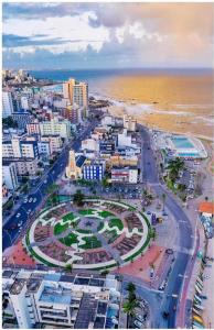 una vista aérea de una ciudad con el océano en Apto completo na orla da Pituba!, en Salvador