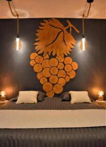 Groom Épernay - Le Petit Tonnelier في إيبيرني: غرفة نوم مع لوحة لمجموعة من العنب على الحائط