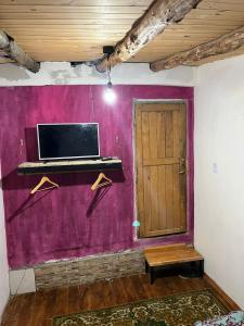 een kamer met een roze muur met een laptop erop bij Ma-hai in Ushuaia