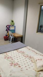 ein Schlafzimmer mit einem Bett, einem Tisch und einem Stuhl in der Unterkunft Inap Desa Morni in Kudat