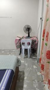 Una habitación con una mesa y una silla en una habitación en Inap Desa Morni, en Kudat