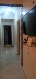 ein Wohnzimmer mit einem Flachbild-TV an der Wand in der Unterkunft Darna in Agadir