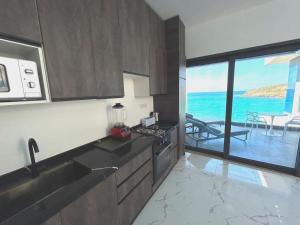 condostmaarten by the sea -Adults Only-的厨房或小厨房