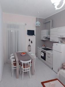 cocina con mesa y sillas en una habitación en La vie en rose, en Mola di Bari