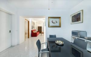 a living room with a table and chairs in a room at casa Klaire Pozzuoli in Pozzuoli
