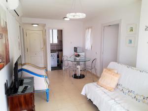 Televízia a/alebo spoločenská miestnosť v ubytovaní Agustina apartment in Rincon de Loix -free parking, Wi-Fi, pool, new air conditioning, sea view