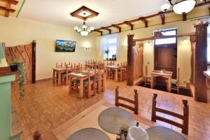 A restaurant or other place to eat at Penzión Víchrica
