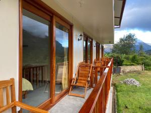 une terrasse couverte avec des chaises et des tables sur une maison dans l'établissement La Posada de Gocta, à Cocachimba