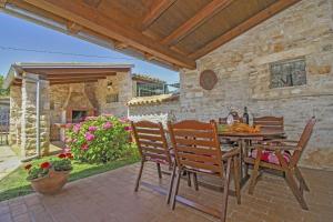 Patio alebo iná vonkajšia časť ubytovania Dolores in Cokuni (Haus für 4-5 Personen)