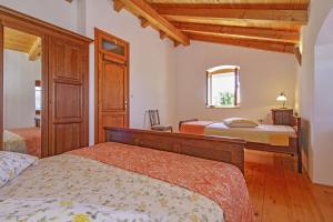 1 dormitorio con 2 camas y ventana en Dolores in Cokuni (Haus für 4-5 Personen), en Krnica