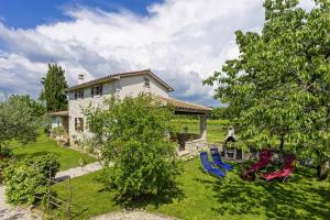 ein Haus mit einem Garten mit Stühlen und einem Haus in der Unterkunft Galant in Prkačini (Haus für 4-5 Personen) in Žminj