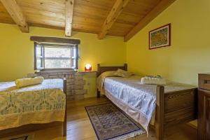 1 Schlafzimmer mit 2 Betten und einem Fenster in der Unterkunft Galant in Prkačini (Haus für 4-5 Personen) in Žminj