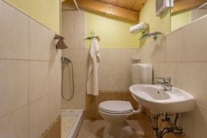 łazienka z toaletą i umywalką w obiekcie Galant in Prkačini (Haus für 4-5 Personen) w mieście Žminj