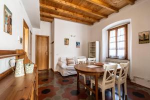 eine Küche und ein Wohnzimmer mit einem Tisch und Stühlen in der Unterkunft Casa al Borgo Como lake in Ossuccio