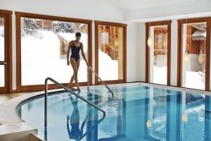 Bazén v ubytování Montana Lodge & Spa, by R Collection Hotels nebo v jeho okolí