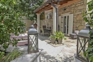 Patio nebo venkovní prostory v ubytování Tiffany in Grabri (Haus für 6-7 Personen)