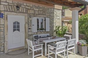 Patio nebo venkovní prostory v ubytování Tiffany in Grabri (Haus für 6-7 Personen)