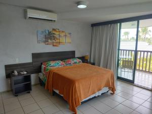 een slaapkamer met een bed en een balkon bij Flat Marulhos Resort Porto de Galinhas in Porto De Galinhas