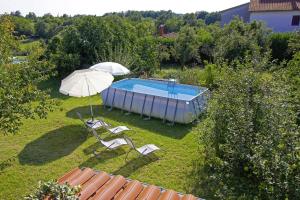 Bazén v ubytování Alena in Debeljuhi (Haus für 4 Personen) nebo v jeho okolí